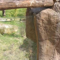 Neben Naturholzstämmen wurden einige Glasscheiben in künstliche Felsstrukturen eingelassen.