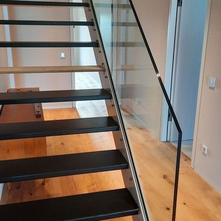 Brüstungsgeländer an einer offenen Treppe
