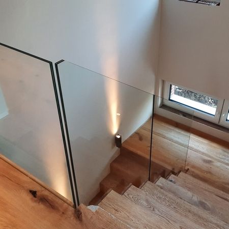 Eine Brüstungsscheibe an einer Trepper zur Absturzsicherung