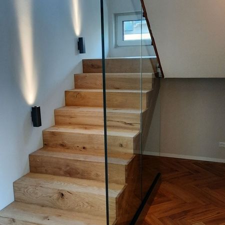 Brüstungsscheibe an einer Holztreppe