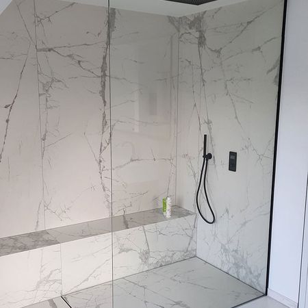 Eine festmontierte Duschtrennwand