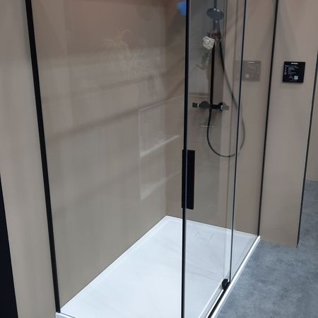 Eine Dusche mit Türen aus Glas