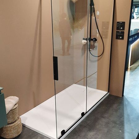 Eine klappbare Duschtrennwand aus Glas