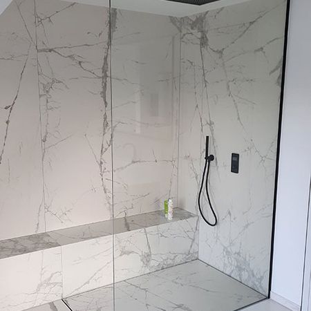 Eine Duschwand aus Glas