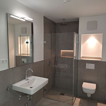 Eine Eckdusche mit beweglichen Türen aus Glas