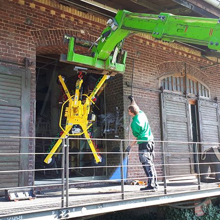Schaufensterscheibe aus Glas wird mit einem Kran eingesetzt