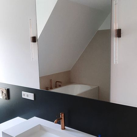 Ein Spiegel über einem Waschbecken