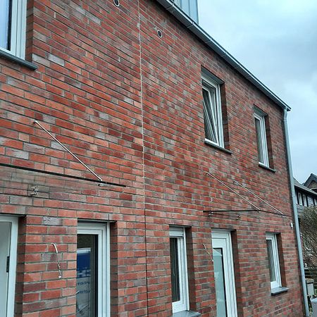 Ein Vordach aus Glas über einer Eingangstür