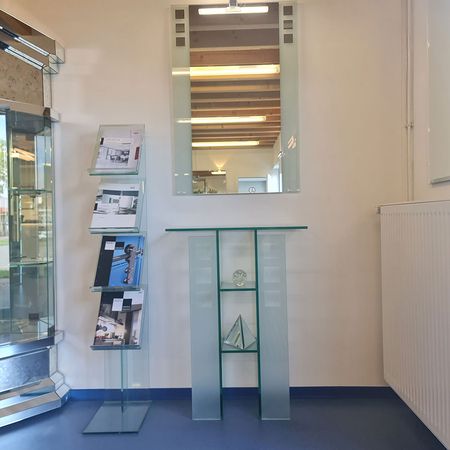 Ein Konsolentisch mit einem Spiegel darüber