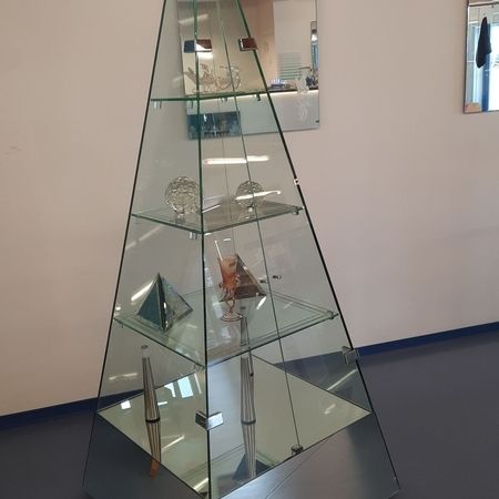 Eine Vitrinen Pyramide aus Glas