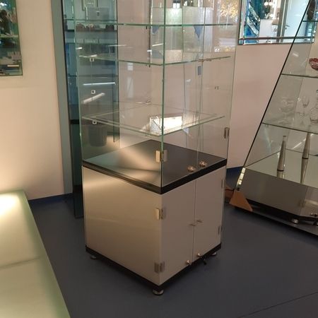 Eine Vitrine aus Glas