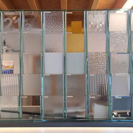 Verschiedene Mustergläser in dem Ausstellungsraum