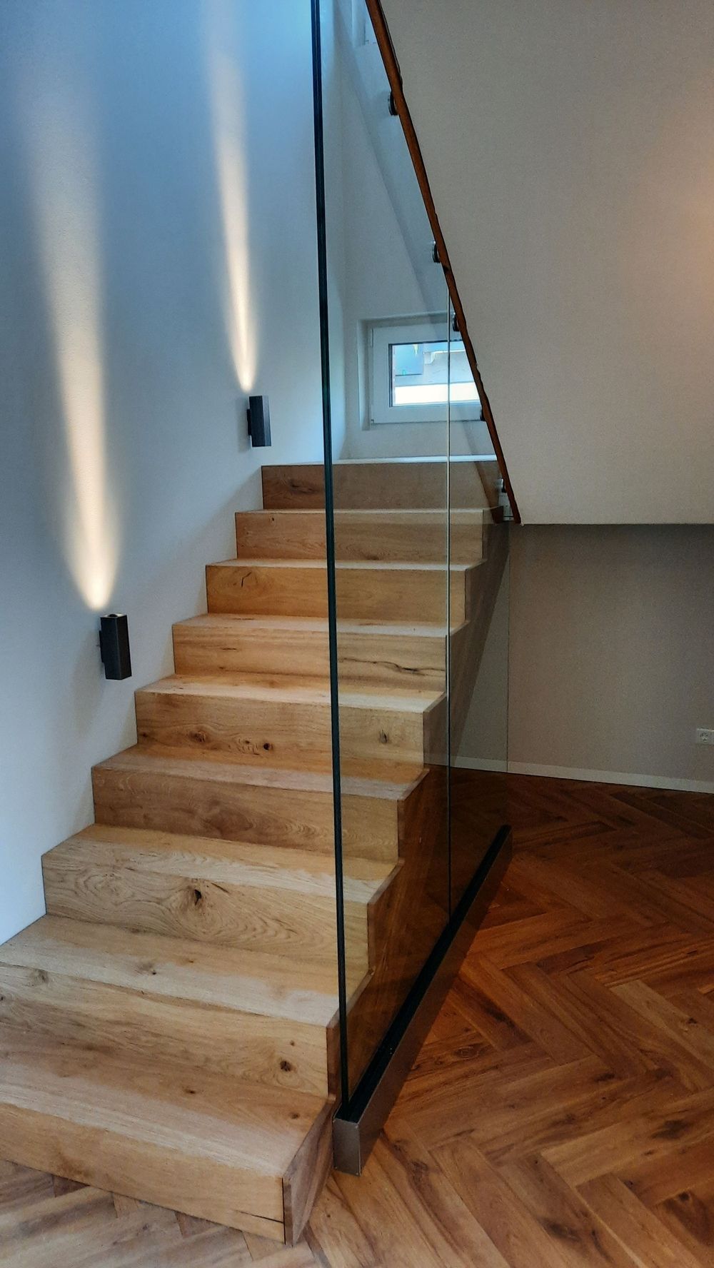 Eine Brüstungsscheibe an einer Treppe