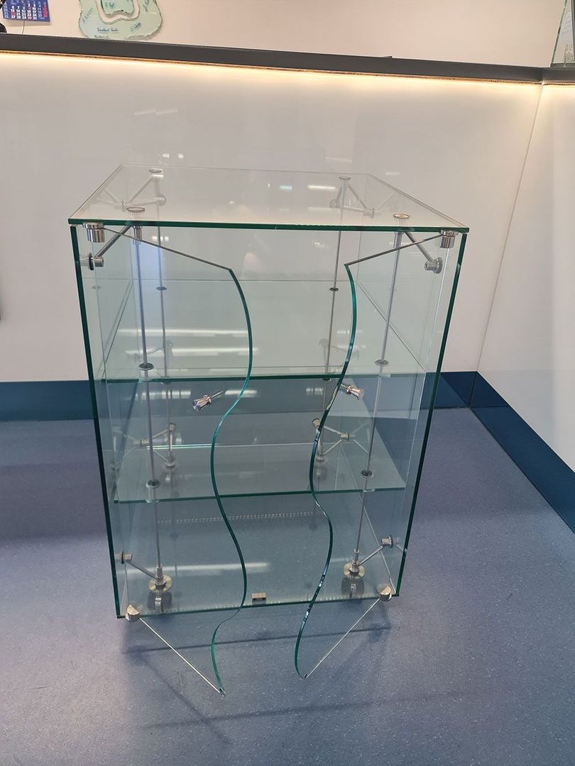 gewschwungene-tuerelemente-einer-vitrine_resized_EhUVdxUnDv