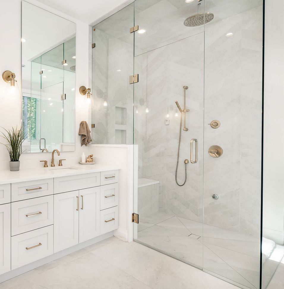 Ein Badezimmer mit einer Duschwand aus Glas