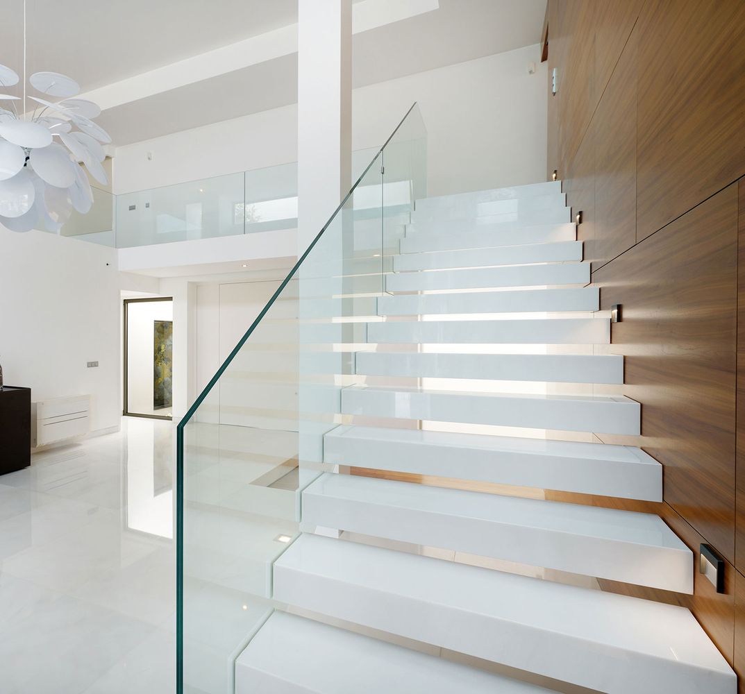 Treppe mit einem Glasgeländer